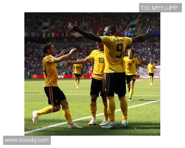 足球三叉戟耀眼锋线组合展现无敌进攻火力与默契配合